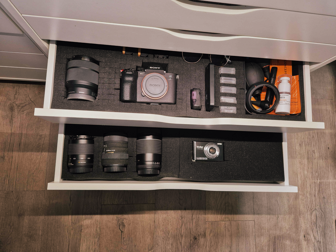 Matériel photo de Corentin GMT — Sony Alpha 7 IV, objectifs et accessoires rangés dans un tiroir mousse