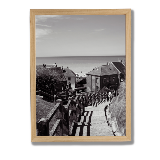 Tirage photo noir et blanc encadré de l'escalier de la plage de Mers-les-Bains, accroché sans percer