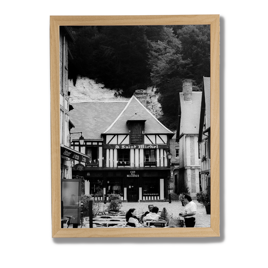 Tirage photo noir et blanc encadré d'une maison à colombages de La Bouille, bien conservé à l'abri du soleil