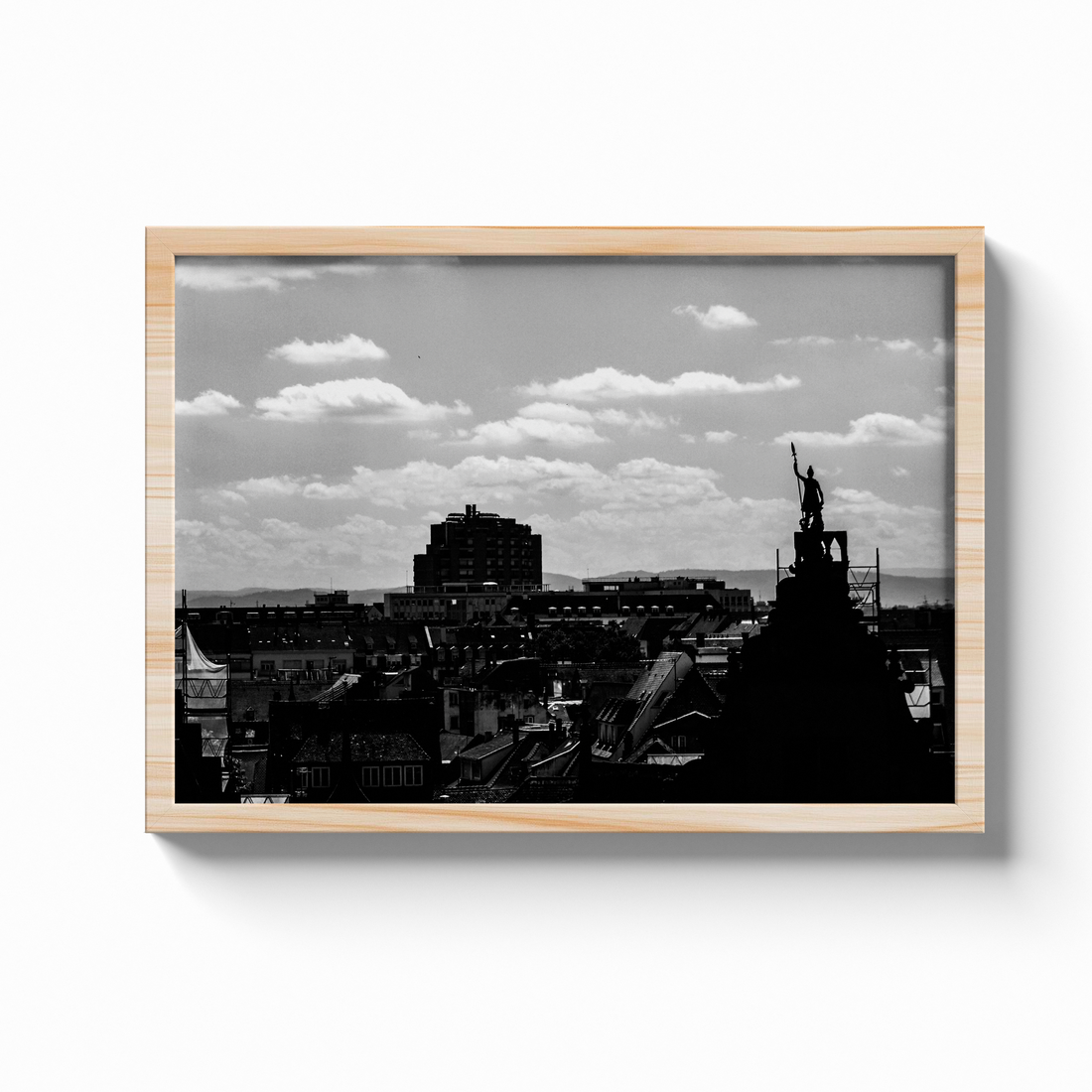 Tirage photo noir et blanc des toits de Strasbourg, pièce d'ancrage d'un gallery wall
