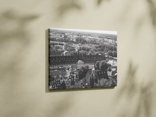Tirage photo d'art de Strasbourg encadré, mise en situation dans un intérieur meublé pour illustrer le choix du format