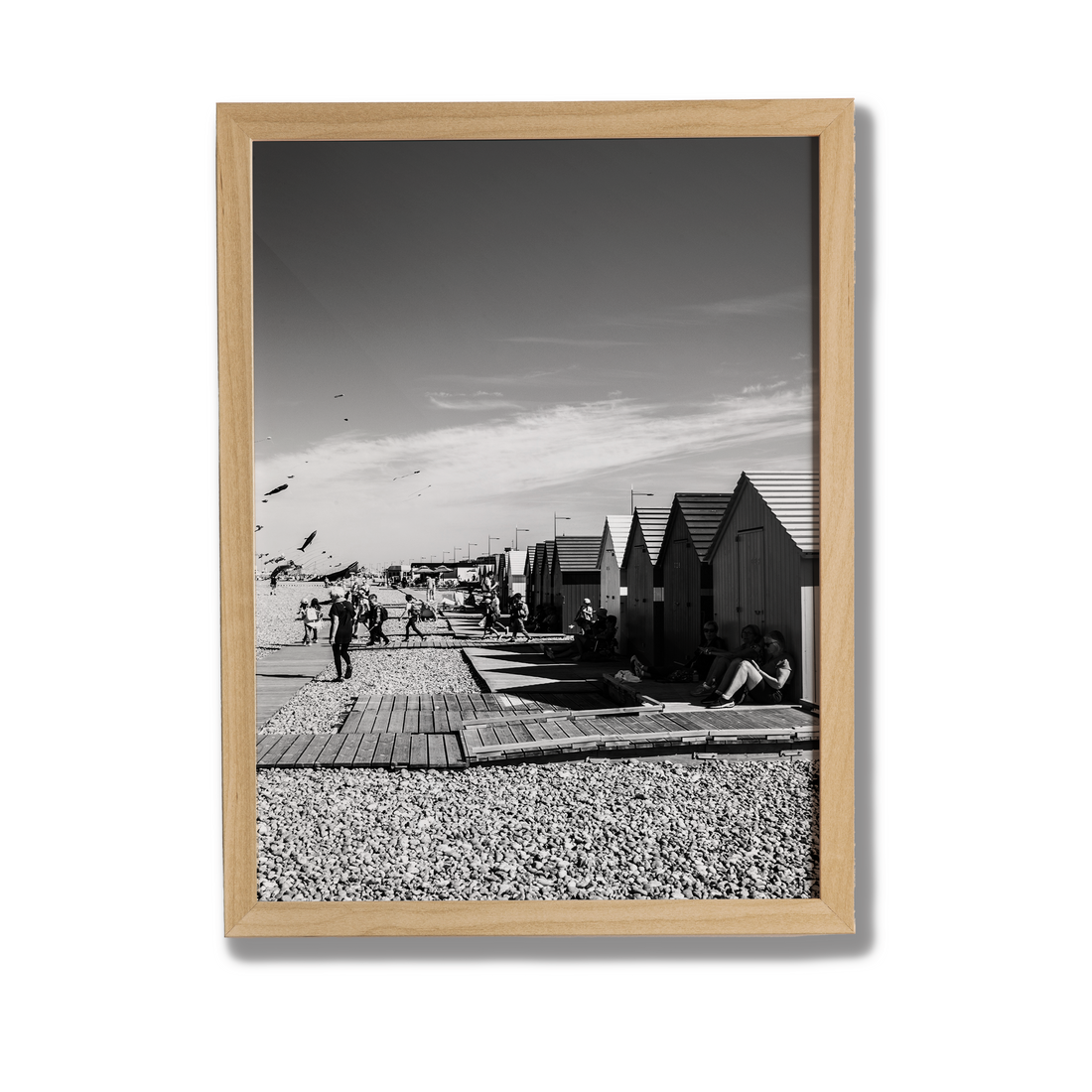 Tirage photo noir et blanc des cabanes de plage de Dieppe encadré, déco bord de mer normande