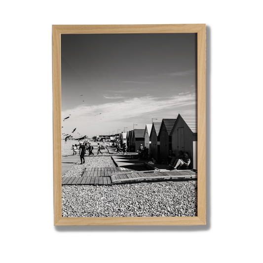 Tirage photo noir et blanc des cabanes de plage de Dieppe encadré, déco bord de mer normande