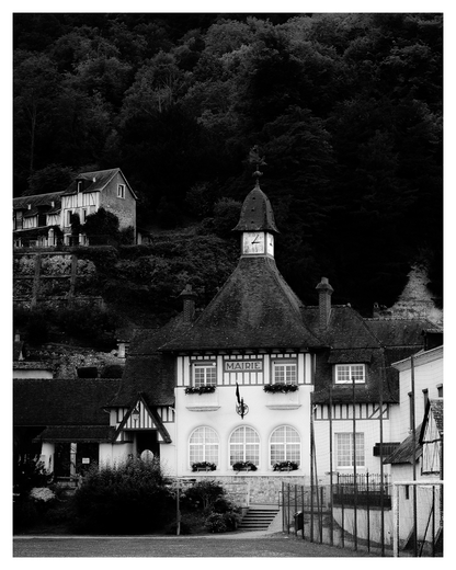 Mairie à colombages de La Bouille et son clocheton - photographie N&B - Corentin GMT