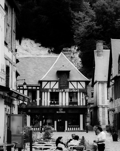 Maison à colombages de La Bouille au pied de la falaise - photographie N&B - Corentin GMT
