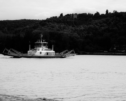 Le bac de La Bouille traversant la Seine - photographie noir et blanc - Corentin GMT