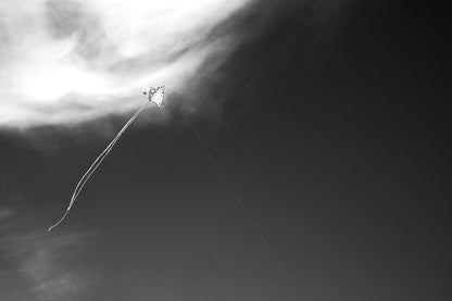 Cerf-volant filant en diagonale dans le ciel de Dieppe - photographie noir et blanc - Corentin GMT