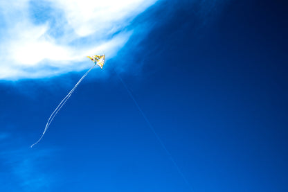 Cerf-volant filant en diagonale dans le ciel de Dieppe - photographie couleur - Corentin GMT