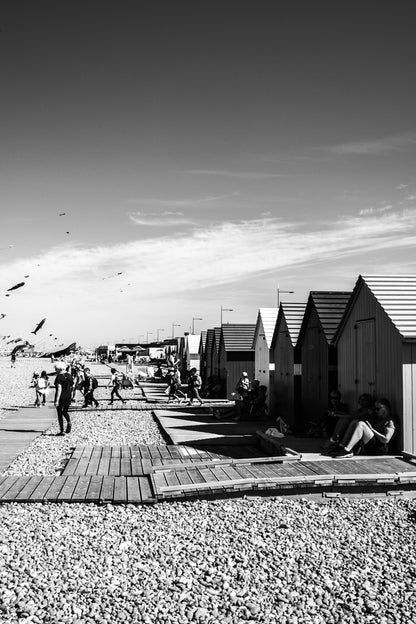 Cabanes de plage en bois sur les galets de Dieppe - photographie noir et blanc - Corentin GMT