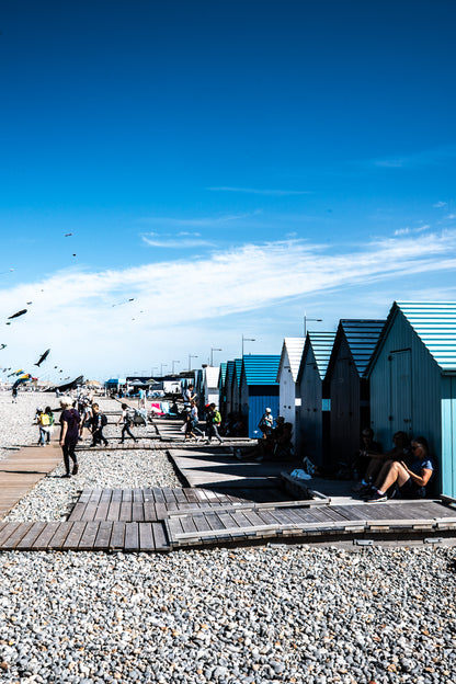 Cabanes de plage en bois sur les galets de Dieppe - photographie couleur - Corentin GMT