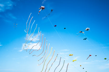 Nuée de cerfs-volants rubans dans le ciel de Dieppe - photographie couleur - Corentin GMT