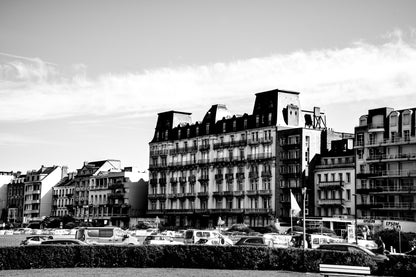 Façade haussmannienne du front de mer de Dieppe - photographie noir et blanc - Corentin GMT
