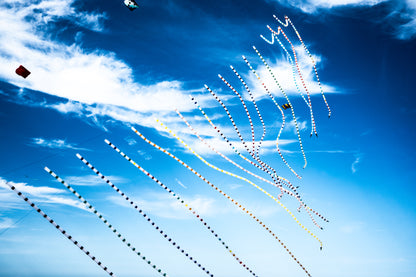 Cerfs-volants en lignes dans le ciel de Dieppe - photographie couleur - Corentin GMT