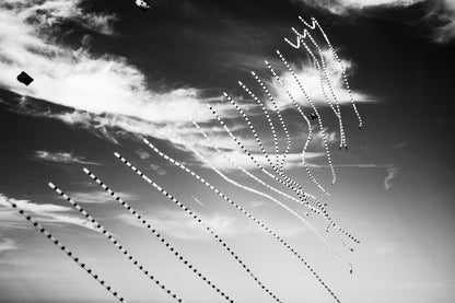 Cerfs-volants en lignes dans le ciel de Dieppe - photographie noir et blanc - Corentin GMT