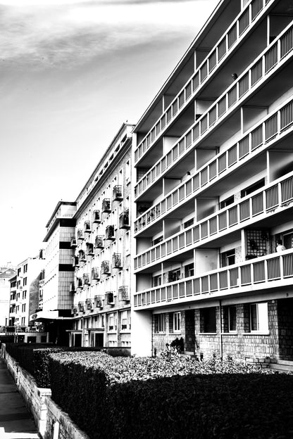 Balcons alignés du front de mer de Dieppe - photographie noir et blanc - Corentin GMT