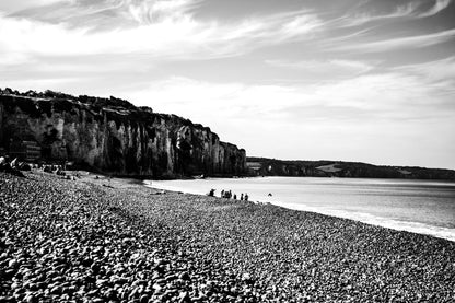 Falaise crayeuse et plage de galets de Dieppe - photographie noir et blanc - Corentin GMT