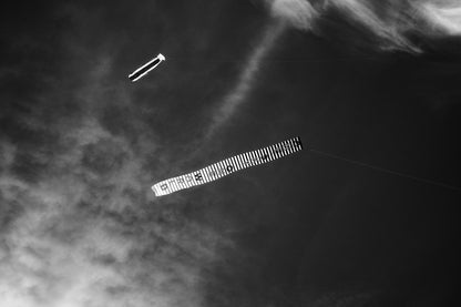 Cerf-volant zébré géant dans le ciel de Dieppe - photographie noir et blanc - Corentin GMT
