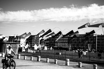 Cycliste longeant les manches à air du front de mer de Dieppe - photographie noir et blanc - Corentin GMT