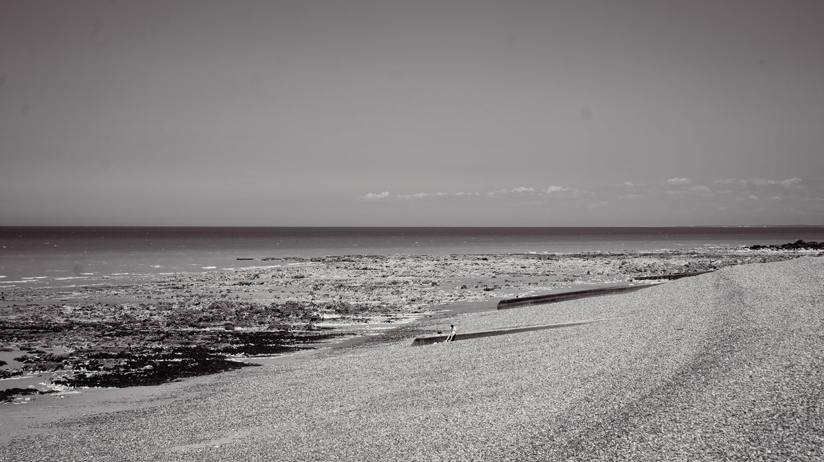 Plage de galets à marée basse à Mers-les-Bains, horizon sur la Manche - photographie noir et blanc - Corentin GMT