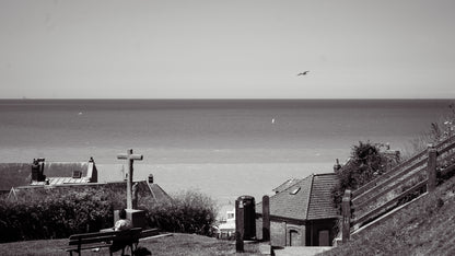 Calvaire et toits de Mers-les-Bains face à la mer, mouette dans le ciel - photographie noir et blanc - Corentin GMT