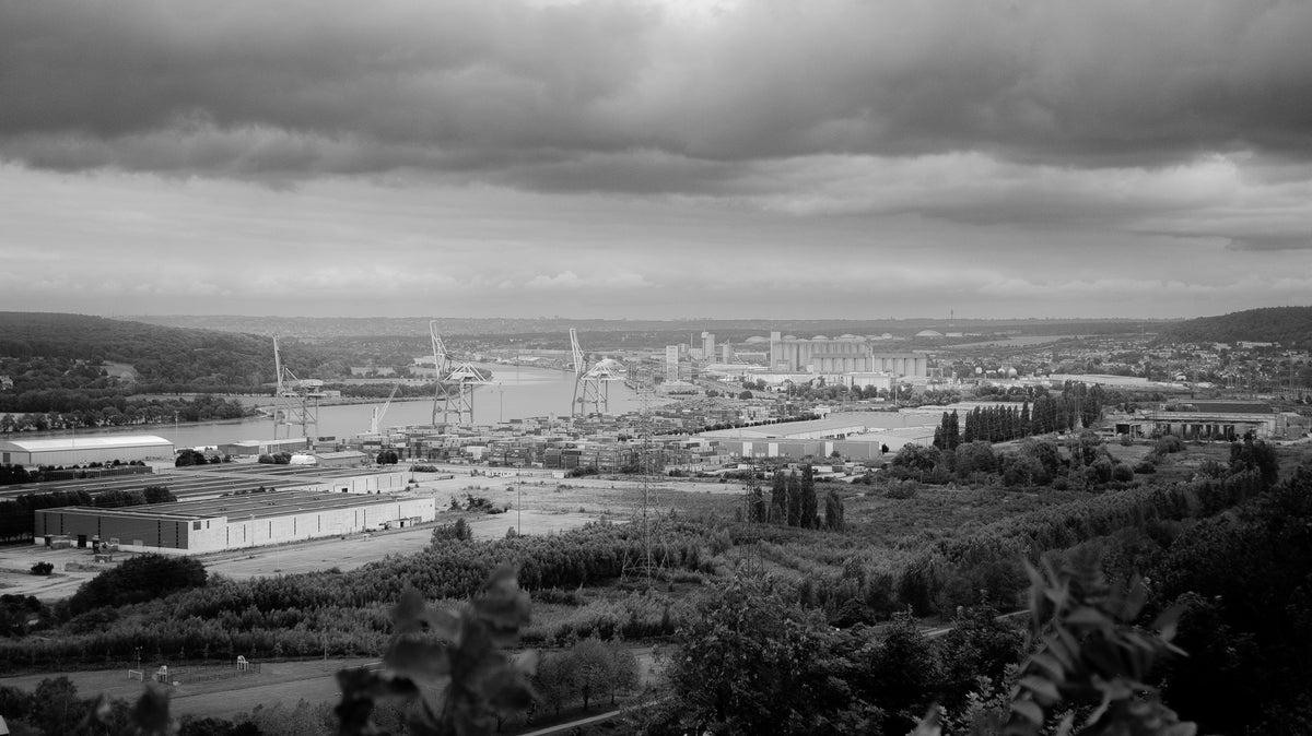 Port de Rouen, grues et silos au bord de la Seine sous un ciel nuageux - photographie N&B - Corentin GMT