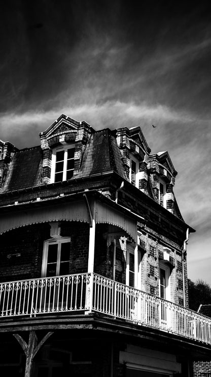 Demeure normande à Villequier, balcon en fer forgé - photographie noir et blanc - Corentin GMT
