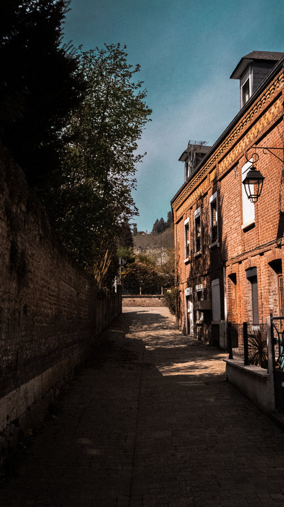 Ruelle pavée de Villequier, mur de pierre et lanterne - photographie noir et blanc - Corentin GMT