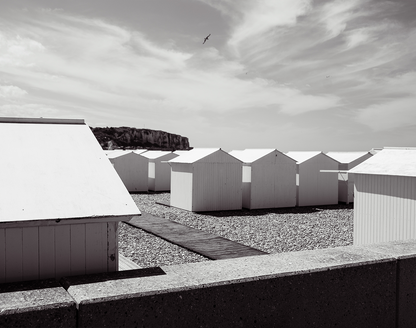 Cabines de plage et falaise crayeuse de Mers-les-Bains - photographie noir et blanc - Corentin GMT