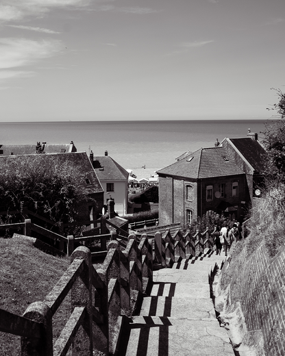 Escalier de pierre descendant vers la plage de Mers-les-Bains - photographie N&B - Corentin GMT