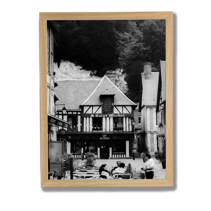 Maison à colombages, La Bouille - tirage N&B encadré chêne sur fond gris - Corentin GMT