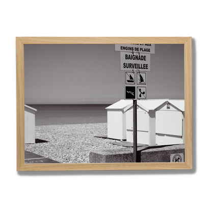 Cabines en bord de mer, Mers-les-Bains - tirage N&B encadré chêne sur fond gris - Corentin GMT