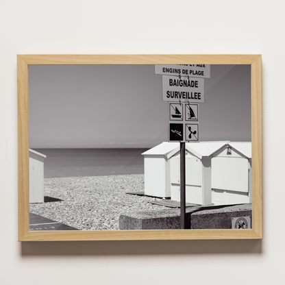 Cabines en bord de mer, Mers-les-Bains - tirage N&B encadré chêne sur fond clair - Corentin GMT