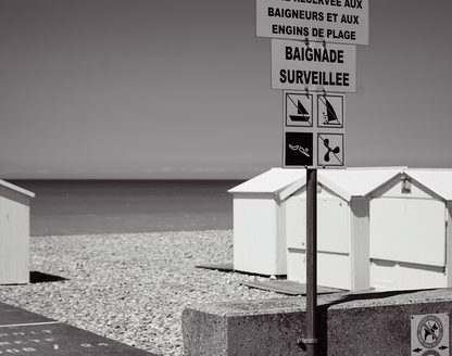 Cabines de plage et panneau baignade surveillée à Mers-les-Bains - photographie N&B - Corentin GMT