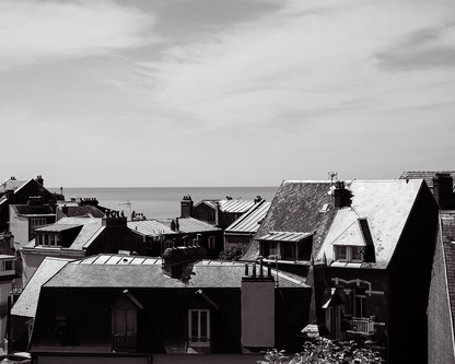 Toits Belle Époque de Mers-les-Bains ouverts sur la mer - photographie noir et blanc - Corentin GMT