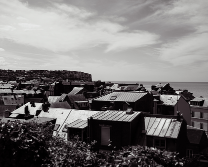 Panorama sur les toits de Mers-les-Bains et la falaise - photographie noir et blanc - Corentin GMT