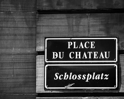 Panneau bilingue Place du Château / Schlossplatz à Strasbourg - photographie N&B - Corentin GMT