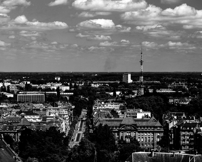 Vue en hauteur sur les avenues et immeubles de Strasbourg - photographie N&B - Corentin GMT