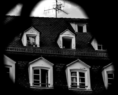 Toits de Strasbourg et chemise séchant à la fenêtre - photographie noir et blanc - Corentin GMT