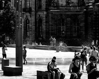 Place de Strasbourg en été, terrasses et jets d'eau - photographie noir et blanc - Corentin GMT
