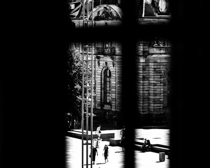 Strasbourg vue depuis une fenêtre, silhouettes et façade ensoleillée - photographie N&B - Corentin GMT