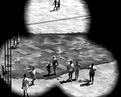 Vue plongeante sur une place de Strasbourg et ses jets d'eau - photographie N&B - Corentin GMT