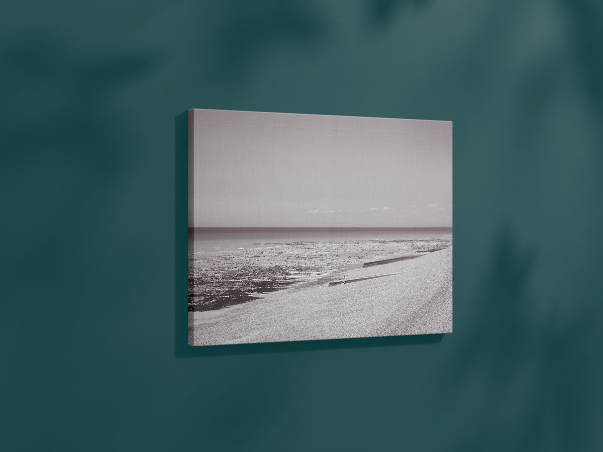 Plage de galets à marée basse, Mers-les-Bains - tirage N&B sans cadre sur un mur vert canard, vue de biais - Corentin GMT