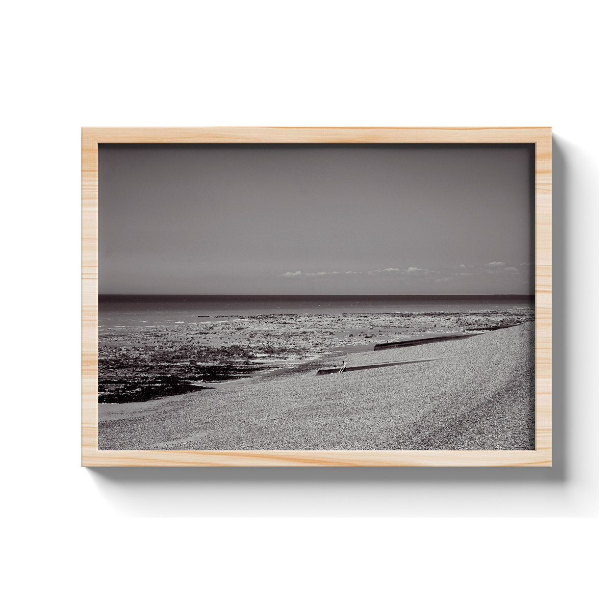 Plage de galets à marée basse, Mers-les-Bains - tirage N&B encadré effet chêne - Corentin GMT