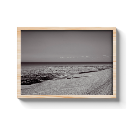 Plage de galets à marée basse, Mers-les-Bains - tirage N&B encadré effet chêne - Corentin GMT