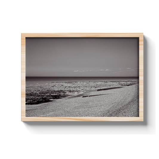 Plage de galets à marée basse, Mers-les-Bains - tirage N&B encadré effet chêne - Corentin GMT