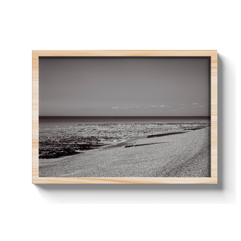 Plage de galets à marée basse, Mers-les-Bains - tirage N&B encadré effet chêne - Corentin GMT
