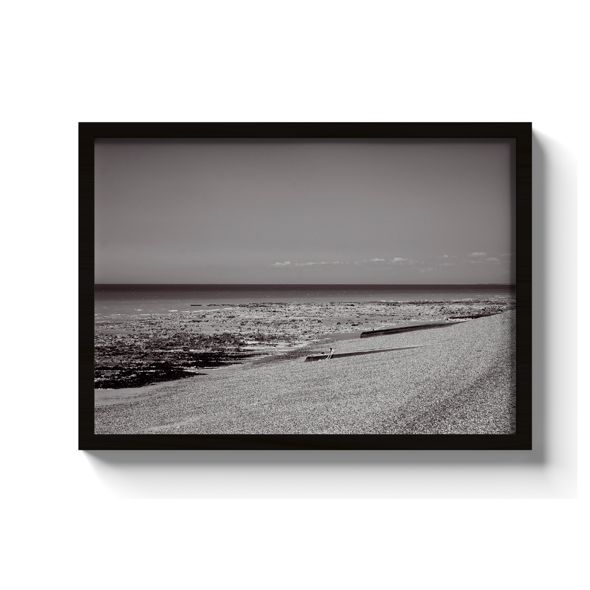 Plage de galets à marée basse, Mers-les-Bains - tirage N&B encadré noir - Corentin GMT