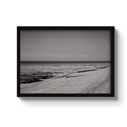 Plage de galets à marée basse, Mers-les-Bains - tirage N&B encadré noir - Corentin GMT