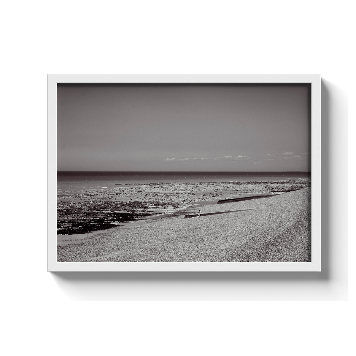 Plage de galets à marée basse, Mers-les-Bains - tirage N&B encadré blanc - Corentin GMT