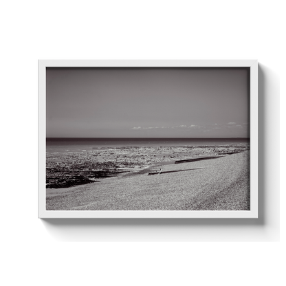 Plage de galets à marée basse, Mers-les-Bains - tirage N&B encadré blanc - Corentin GMT